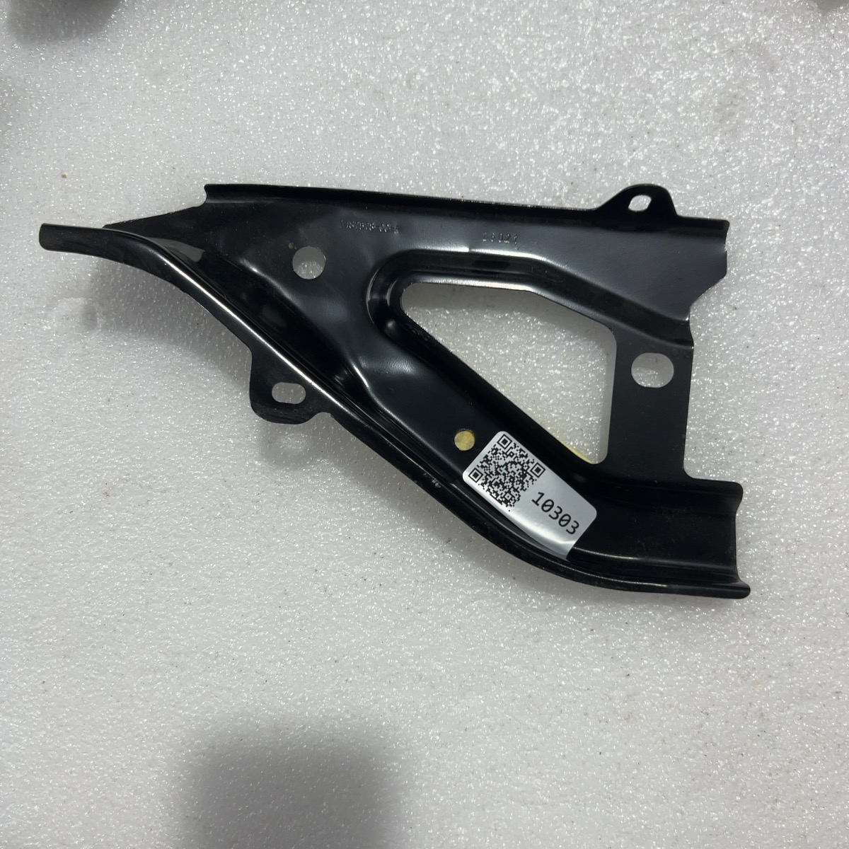 2020-2024 Tesla Model Y Right Lower Fender Support Bracket Oem