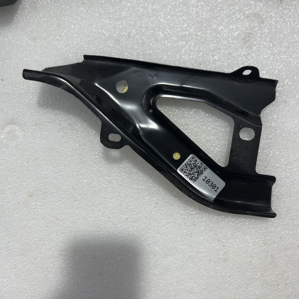2020-2024 Tesla Model Y Right Lower Fender Support Bracket Oem
